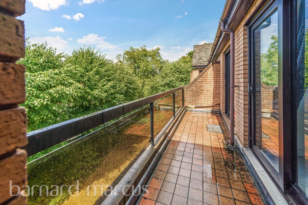 Property photo 1 of 8 Balcony