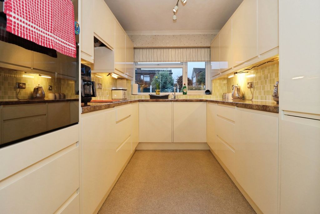 Property photo 3 of 19 Kitchen