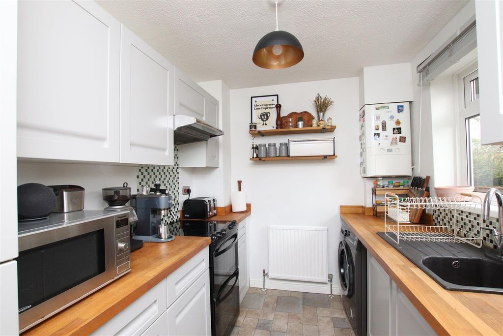 Property photo 3 of 10 Kitchen..Jpg