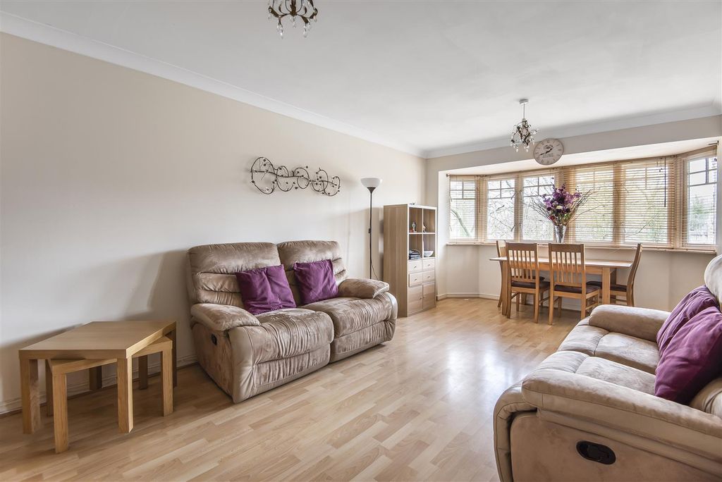 Property photo 2 of 11 Priory Fields - Lounge.Jpg