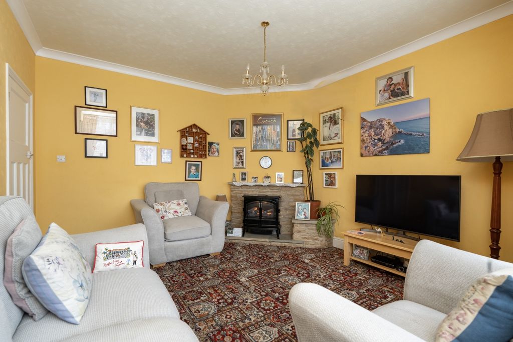 Property photo 2 of 12 Mayors Walk, Lounge