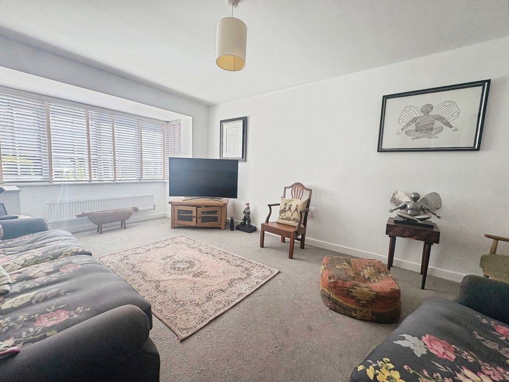 Property photo 2 of 16 Lounge