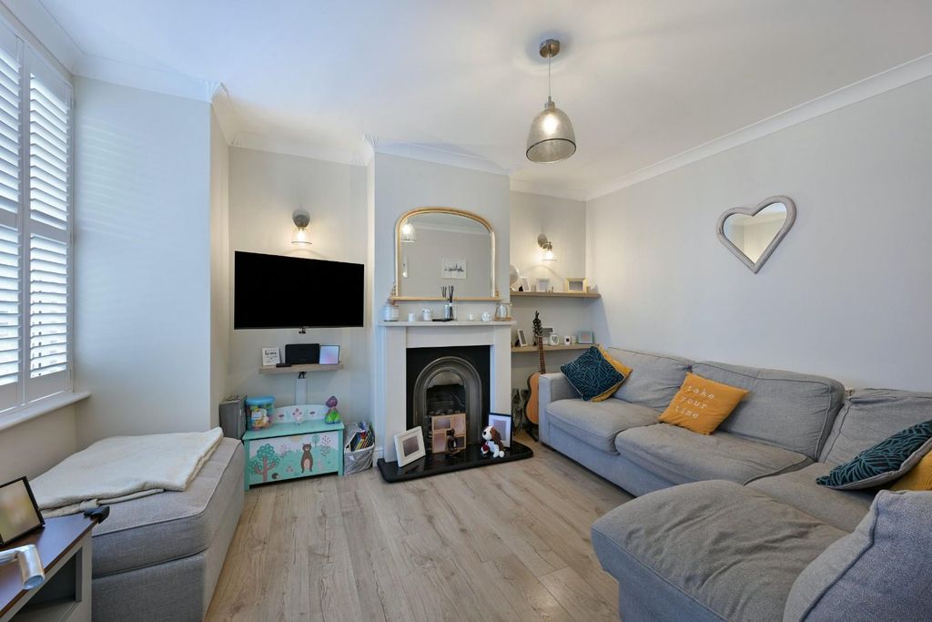 Property photo 3 of 14 Ashurst Road