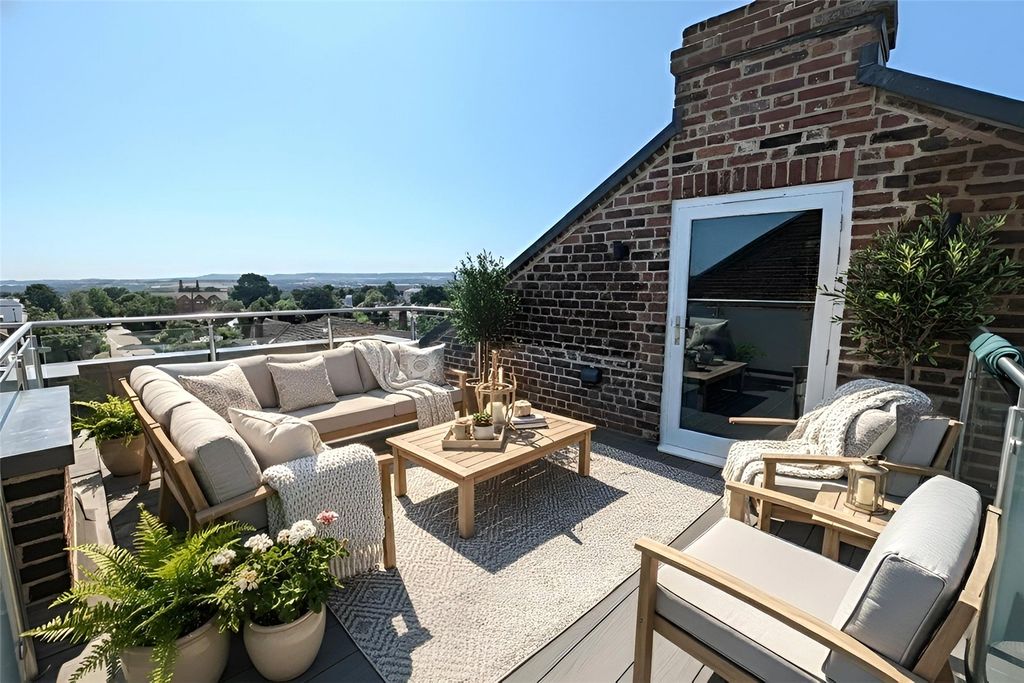 Property photo 1 of 8 Roof Terrace