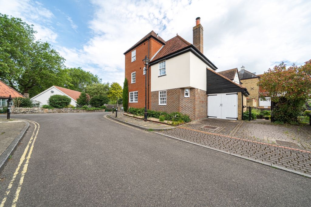 Property photo 1 of 30 26-6A2Bbcc57c8Df-1467858-51-6A26Fcac9Bed2-Arw-1-26