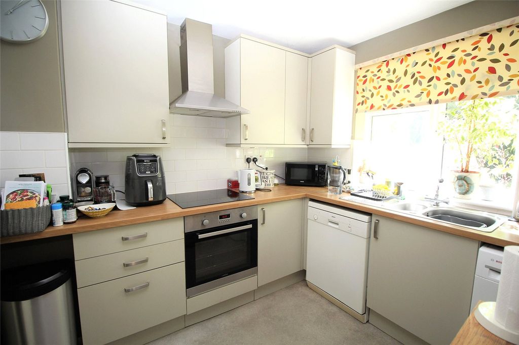 Property photo 2 of 8 Kitchen
