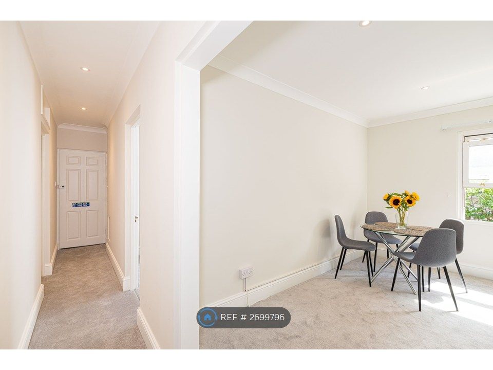 Property photo 1 of 19 Entrance Hallway/Lounge Diner