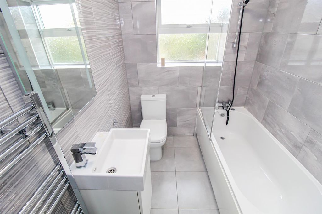 Property photo 3 of 9 Bathroom/W.C.