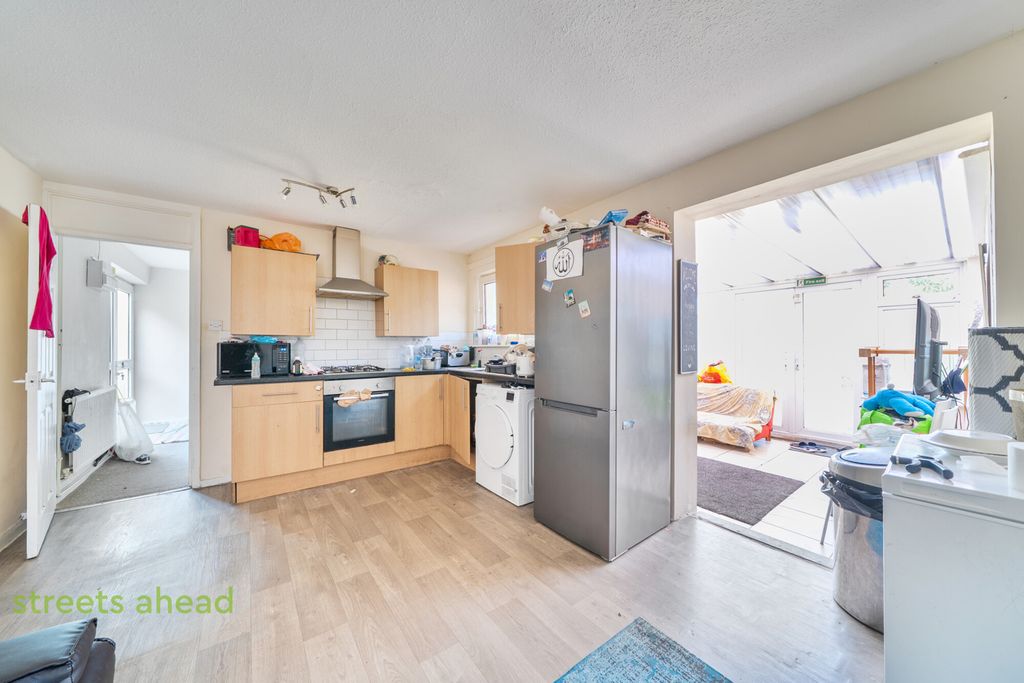 Property photo 2 of 14 1F42F765-9c40-4F8...