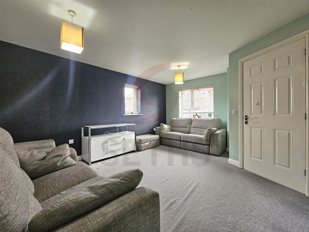 Property photo 2 of 11 Lounge