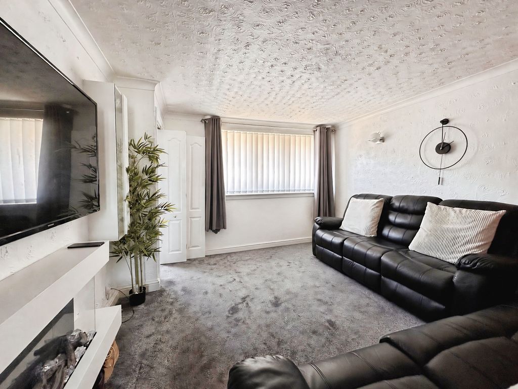 Property photo 2 of 12 Lounge