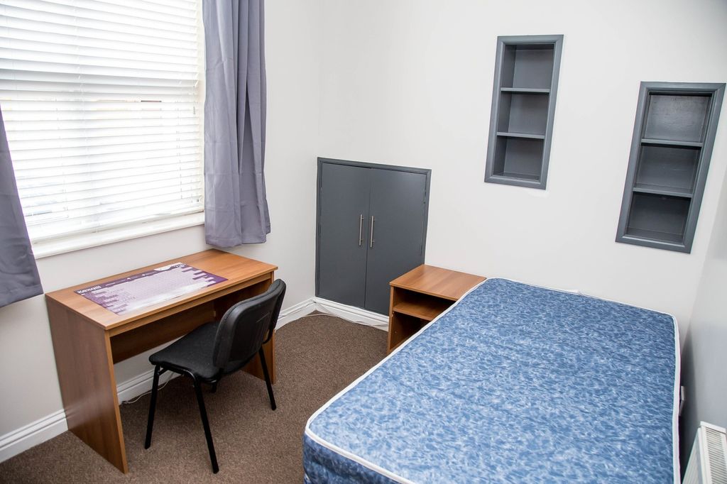 Property photo 2 of 9 A Cozy Double Bedroom Featuring A Comfortable Matt...