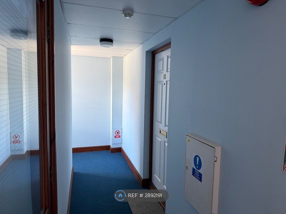 Property photo 2 of 7 Communal Hallway