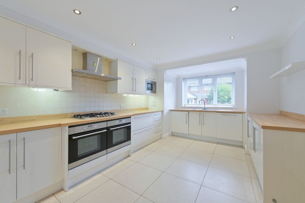 Property photo 3 of 10 Kitchen