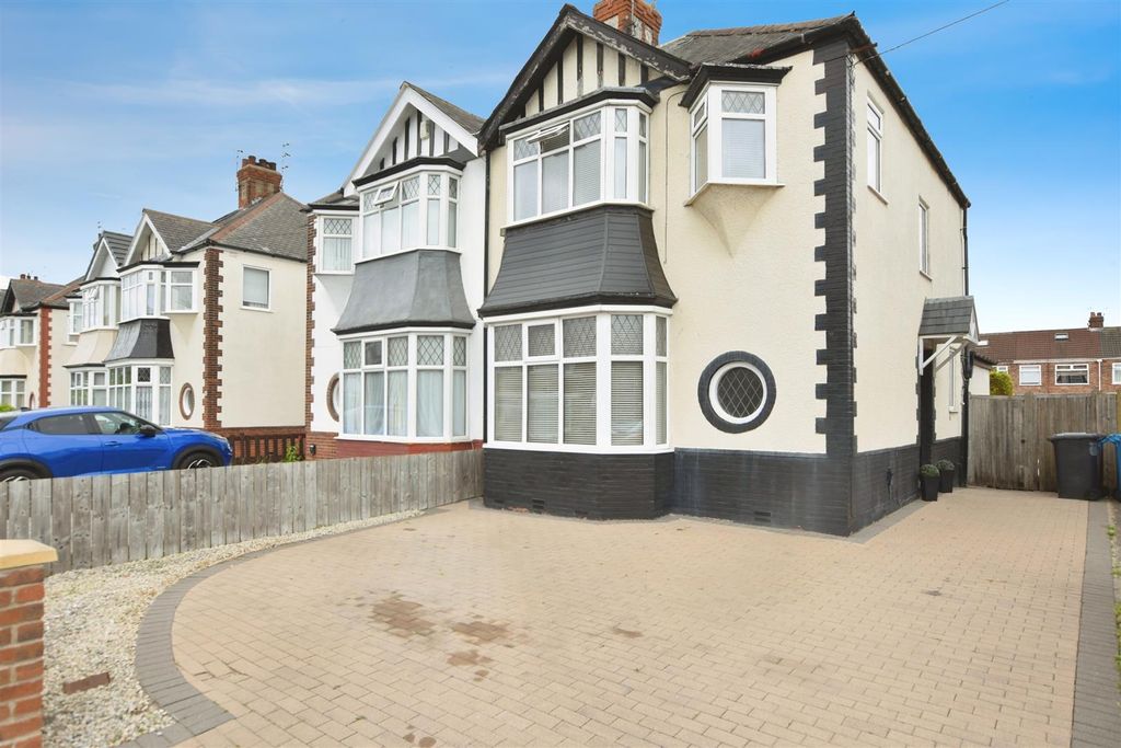 Property photo 1 of 12 Externally