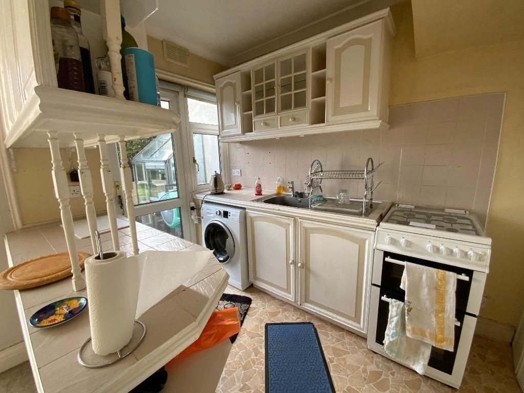 Property photo 3 of 16 Kitchen 9'2 x 6'5