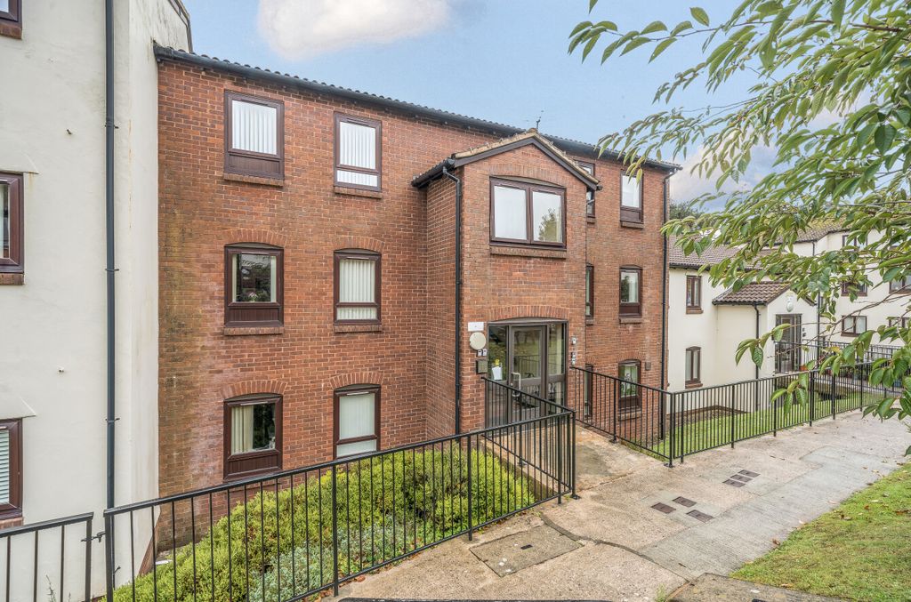 Property photo 1 of 15 1358952-12-68Df96...