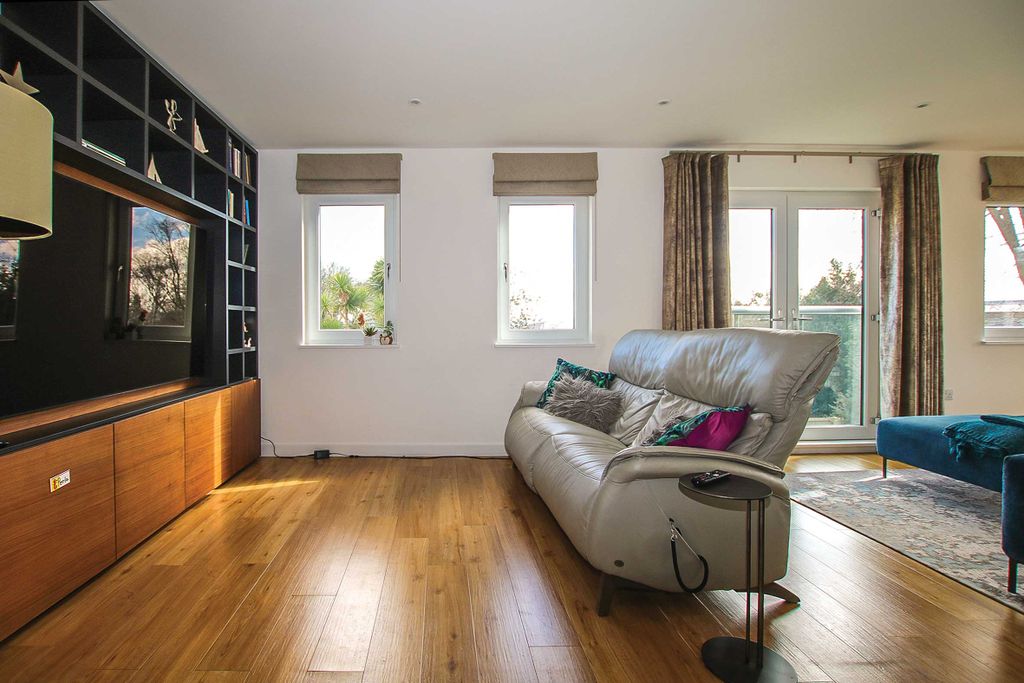 Additional image 4 of 3 bed property for saleRue Des Freres, St Peter Port, Guernsey GY1