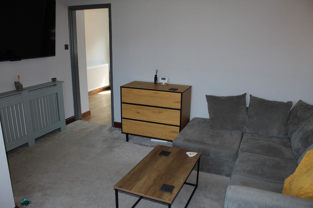 Property photo 3 of 9 Lounge Picture 2