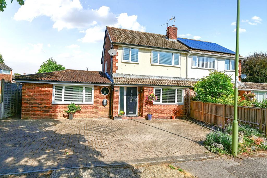 Property photo 1 of 15 Blunden Close