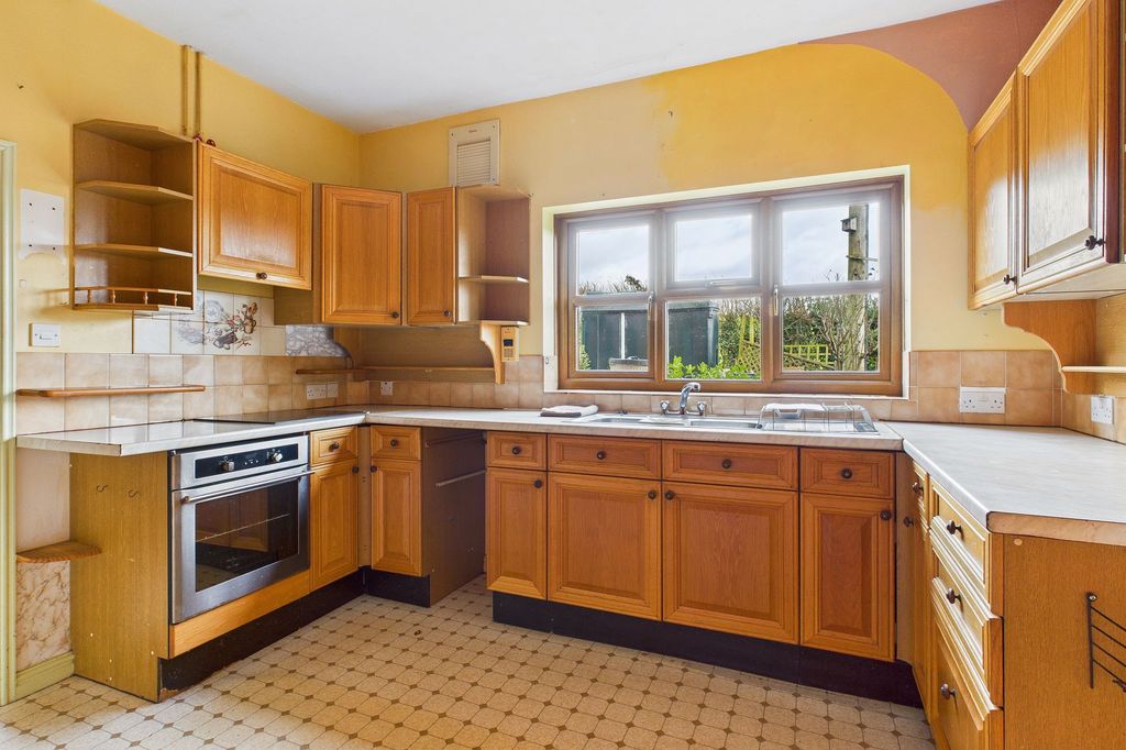 Property photo 2 of 31