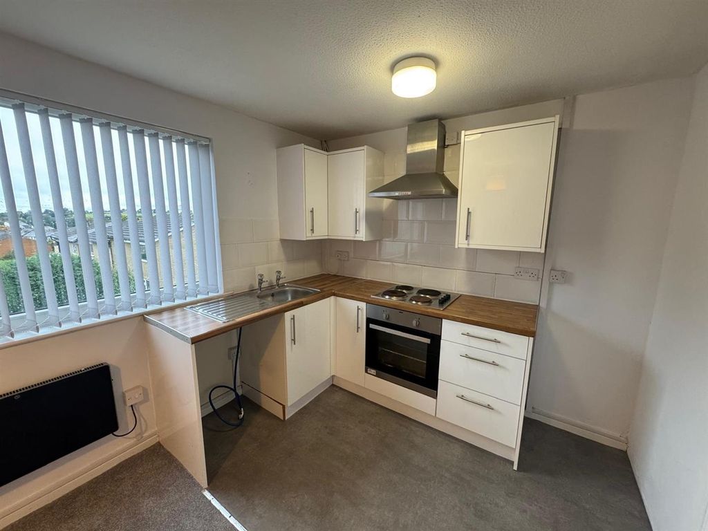 Property photo 3 of 10 Kitchen