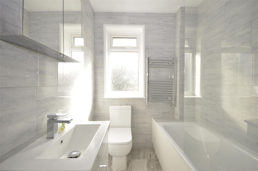 Property photo 1 of 11 Bathroom