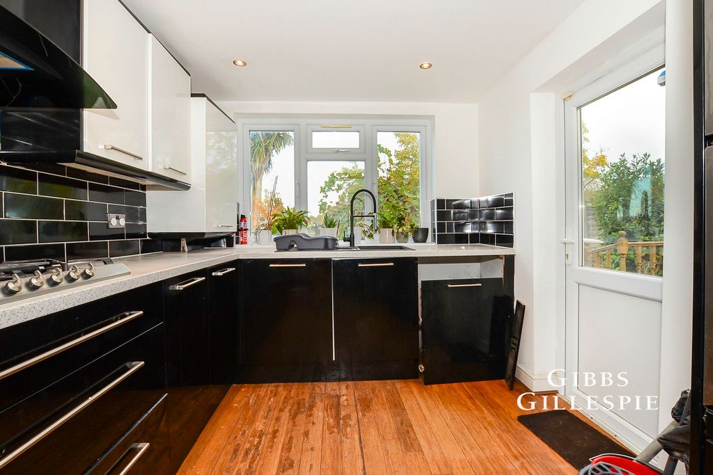 Property photo 3 of 10 Photo