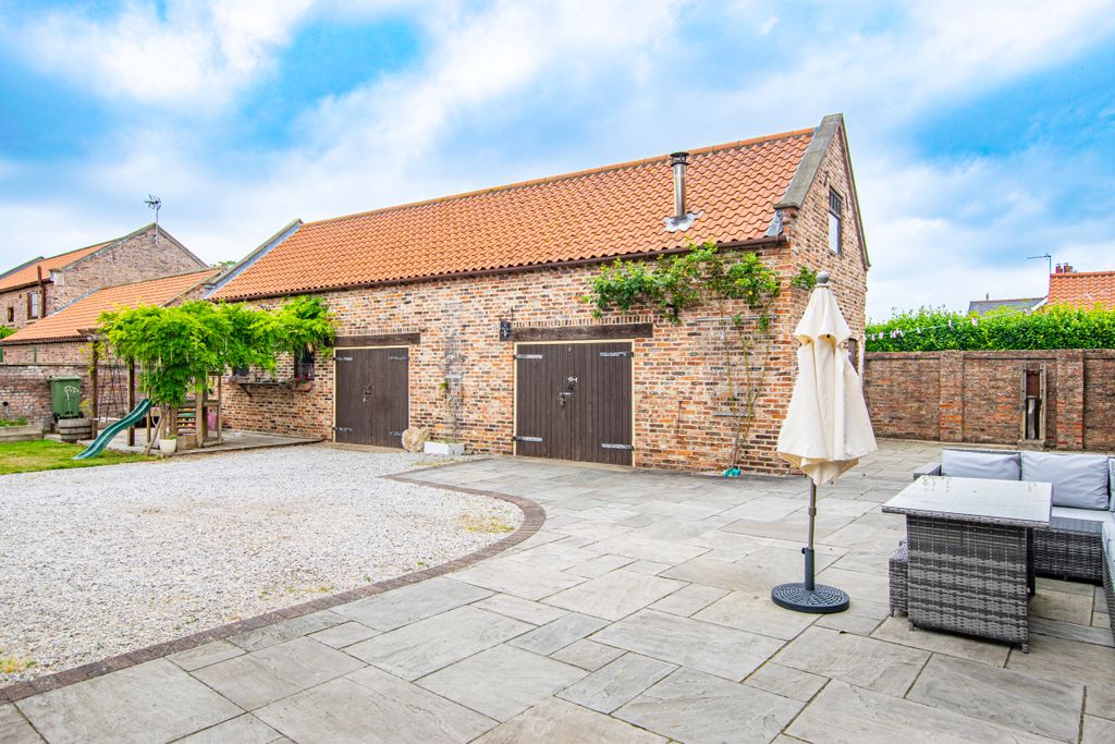 Property photo 2 of 34 Outside4