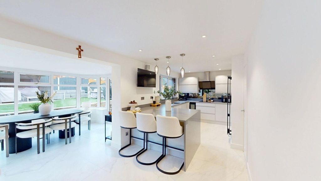 Property photo 3 of 23 Kitchen