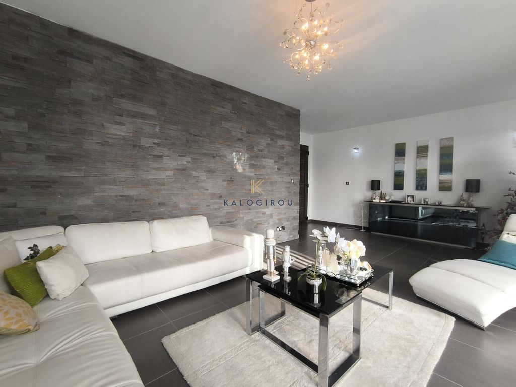 Property photo 2 of 31