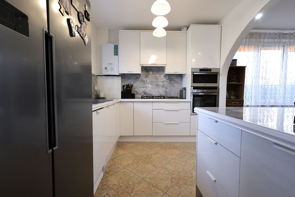 Property photo 2 of 32