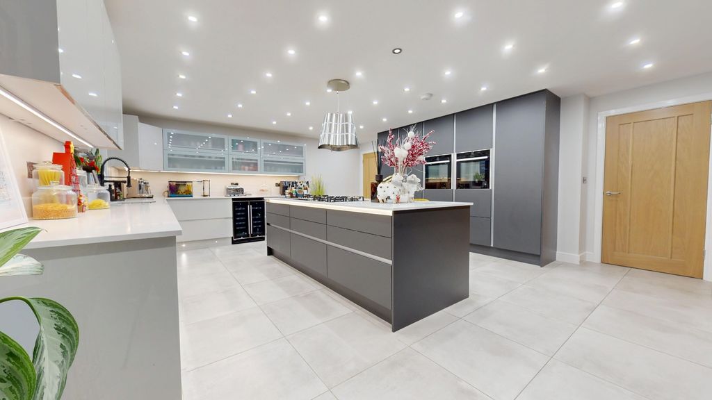 Property photo 3 of 51 4548486