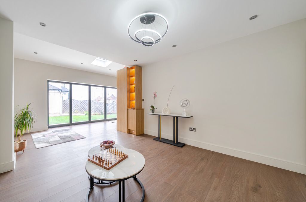 Property photo 3 of 19 1496303-12-6A5Fbf...