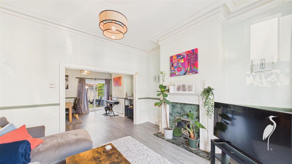 Property photo 3 of 17 Lounge