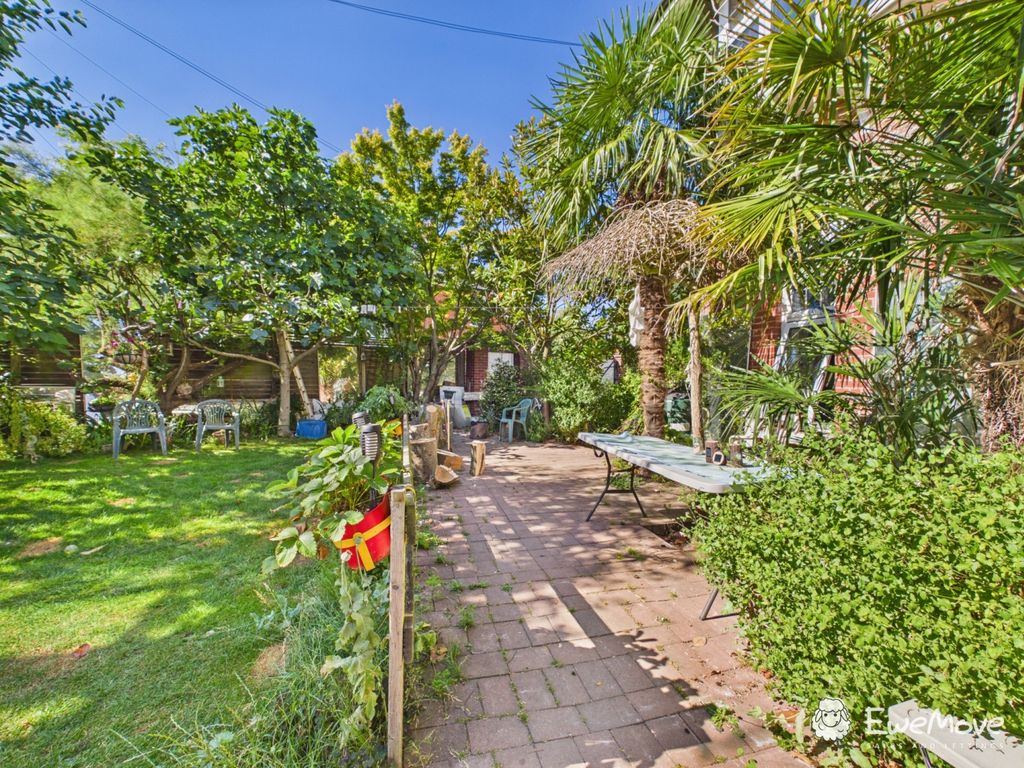 Property photo 2 of 34 Cam02877G0-Pr0106-Still028