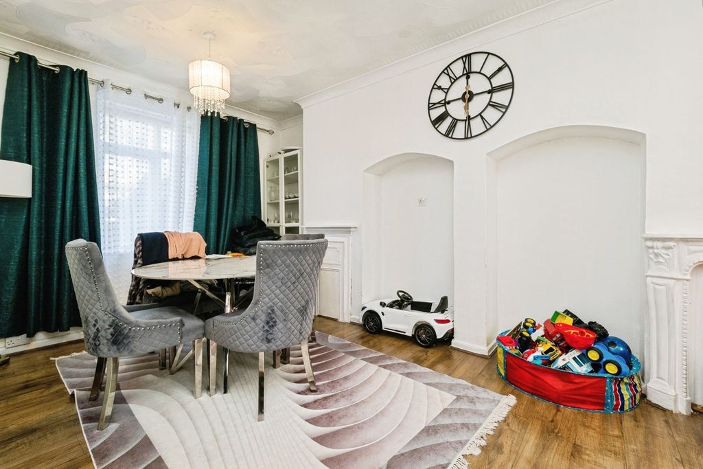 Property photo 3 of 17 Dining