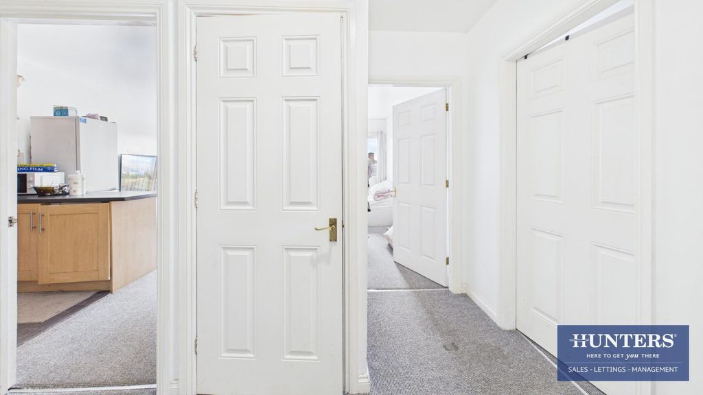 Property photo 3 of 11 Hallway