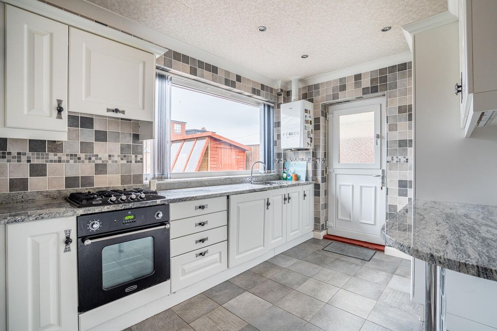 Property photo 3 of 11 Kitchen