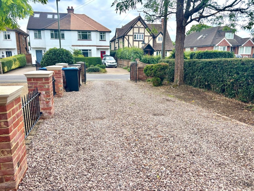 Property photo 2 of 10 Driveway