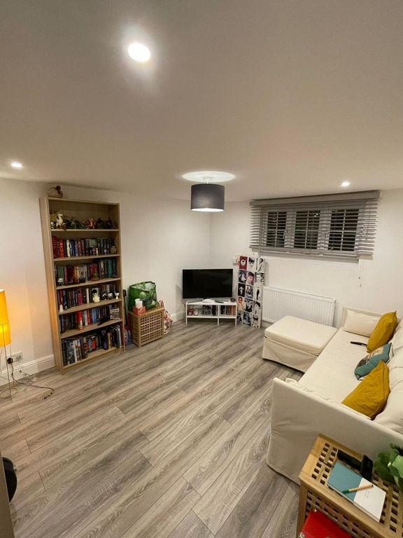 Property photo 1 of 5 Nelsons Are Proud To Present This Refurbished One Bedroom Flat Located Within Minutes Of New Cross Gate Station.