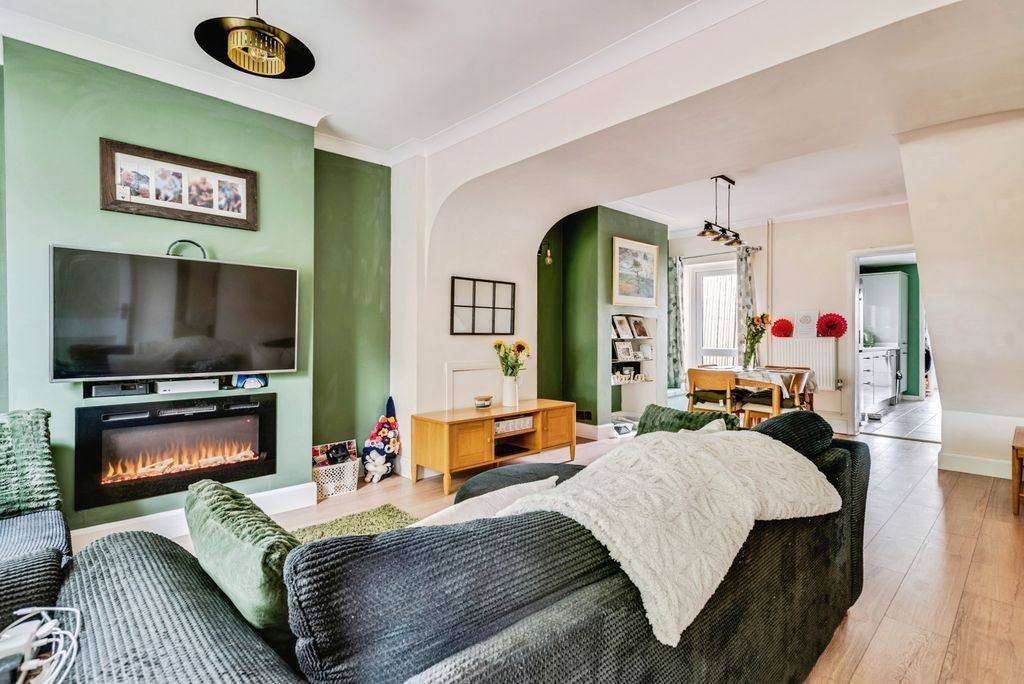 Property photo 3 of 17 Photo