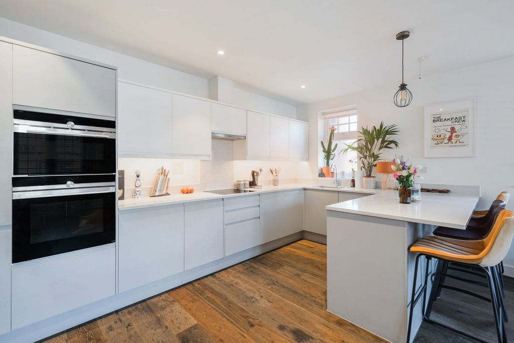 Additional image 5 of 2 bed flat for saleGresham Gardens, Oxted RH8
