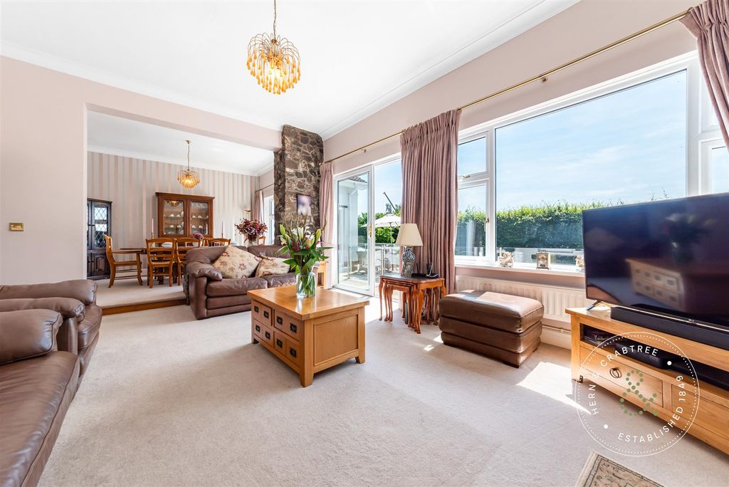 Property photo 2 of 63 Fairwater-Road-58.Jpg