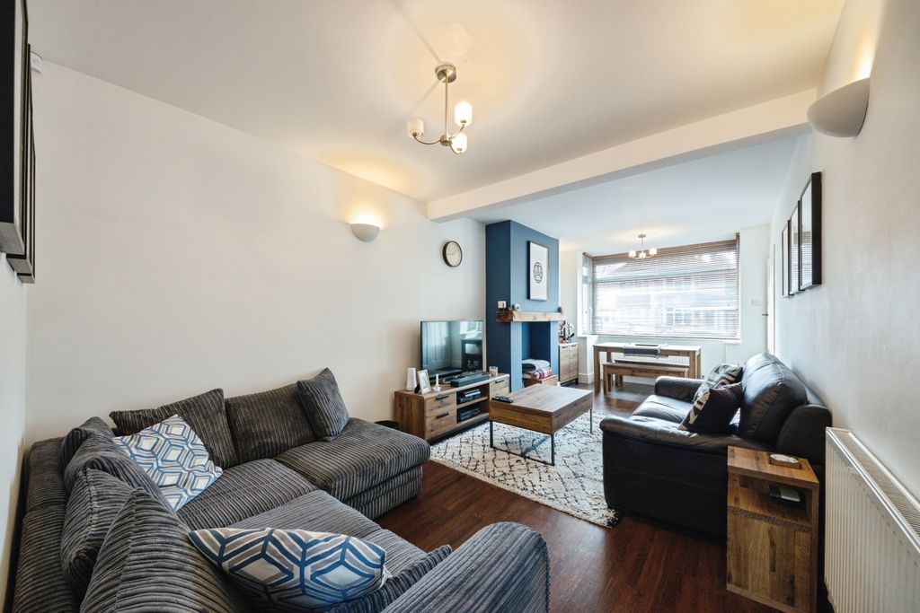 Property photo 2 of 17 Through Lounge