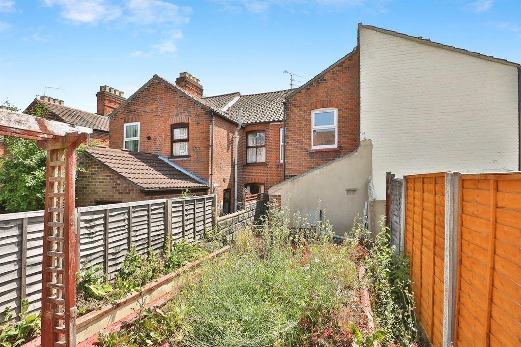 Property photo 2 of 17