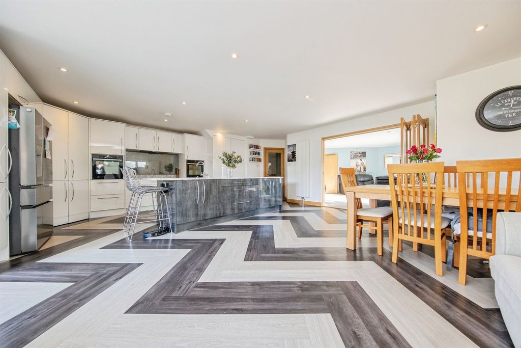 Property photo 3 of 31