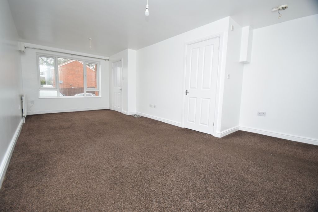 Property photo 3 of 8 Lounge