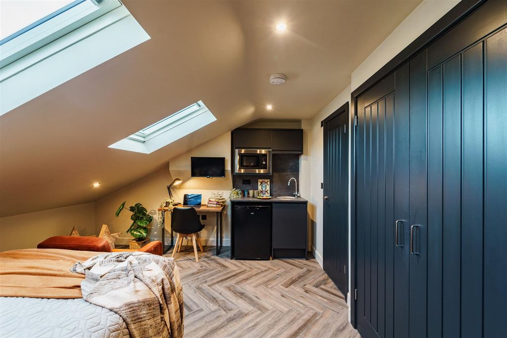 Property photo 2 of 13 003-A7R04202-Hdr.Jpg