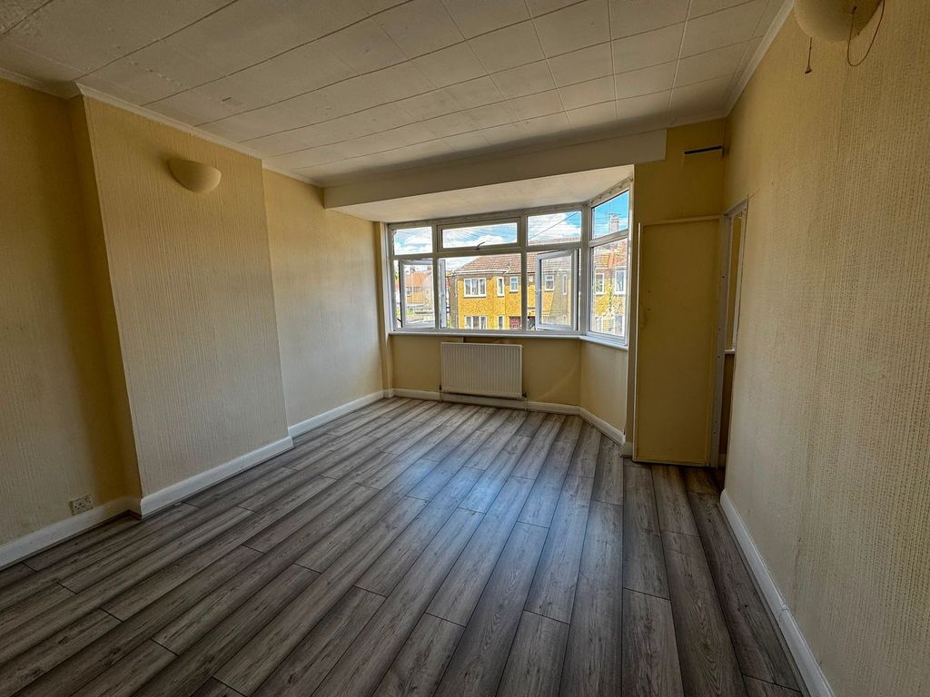 Property photo 1 of 8 Spacious Bright Room With Modern Wood Flooring...